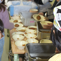 給食配膳を頑張る２年生